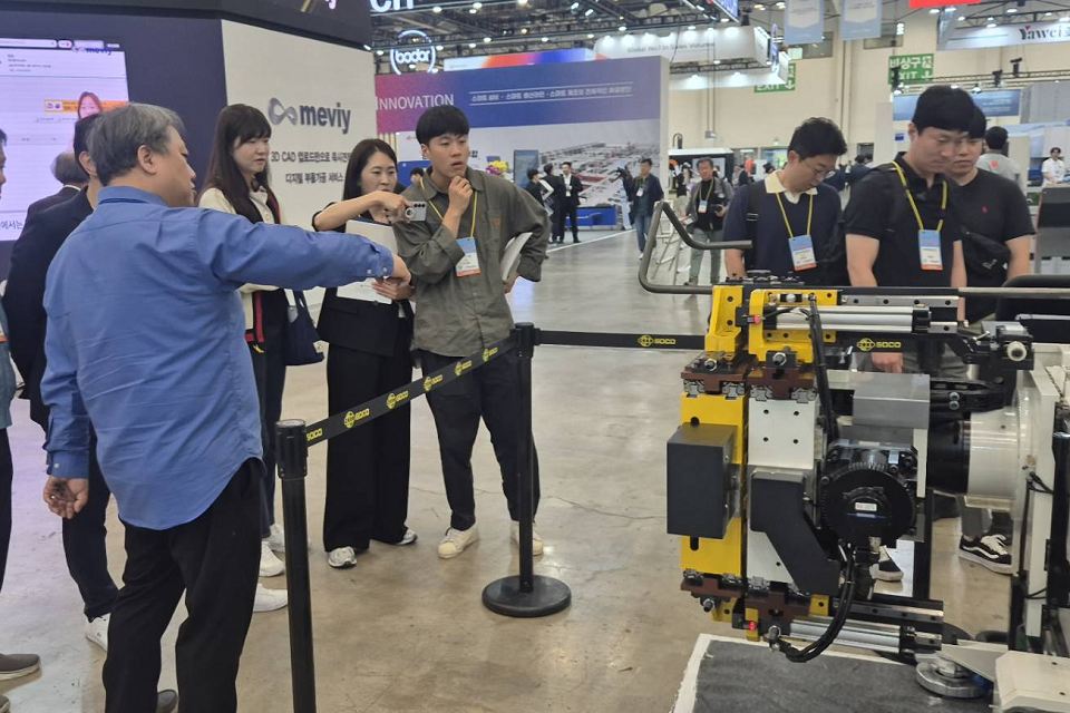 they showcased the newest left-right CNC tube bending machine and laser tube cutting system,