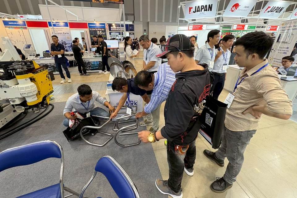 all-electric CNC tube bender designed for OD 32 mm